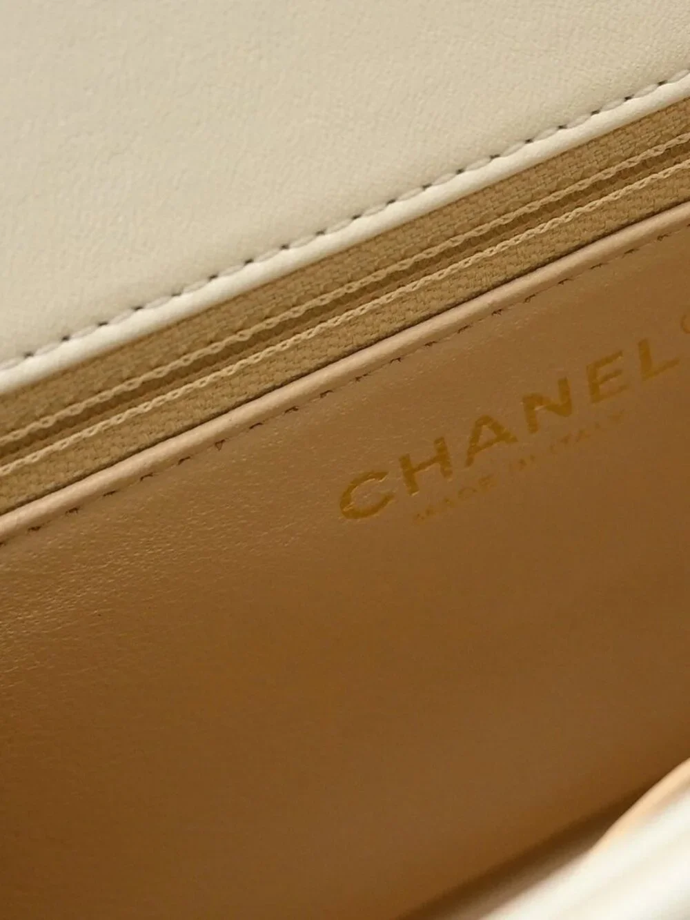 Best07 Chanel White Lambskin Chevron Shoulder Bag KQ01623
